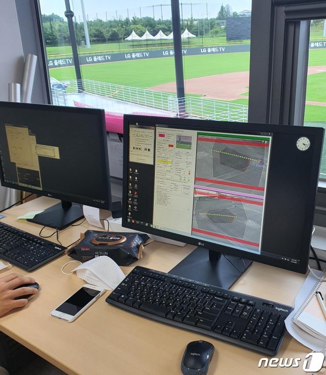 지난 4일 경기도 이천 LG챔피언스파크에서 열린 한화 이글스와 LG 트윈스의 2020 KBO 퓨처스리그 경기에서 로봇 심판이 데뷔전을 치렀다. 판독실 내부 (KBO 제공)