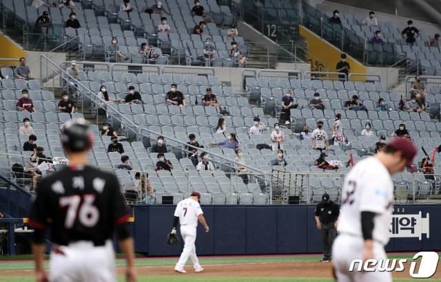 4일 오후 서울 구로구 고척스카이돔에서 열린 ‘2020 프로야구 신한은행 SOL KBO리그’ 키움 히어로즈와 kt 위즈의 경기를 찾은 관중들이 간격을 벌려 앉아 있다. 2020.8.4 © News1