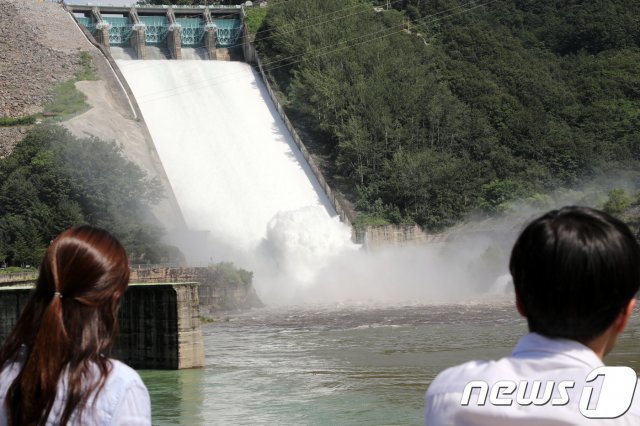 지난 2017년8월25일 강원 춘천시 소양강댐이 수문을 열고 물을 방류하고 있다. 이번 방류는 지난 2011년 7월 이후 6년 만이며 1973년 소양강댐 건설 후 14번째다.(뉴스1 DB)
