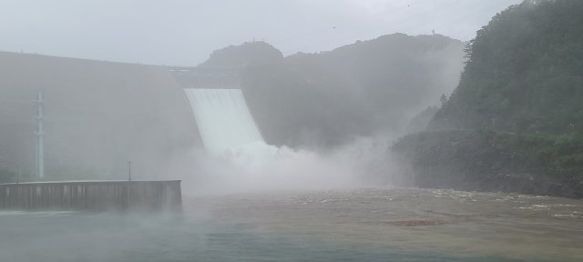 강원 춘천시 소양강댐이 5일 오후 3시 수문을 열고 방류를 시작했다. 비가 내리는데다 물보라가 심해 뿌옇게 보인다.