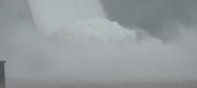 강원 춘천시 소양강댐이 5일 오후 3시 수문을 열고 방류를 시작했다. 비가 내리는데다 물보라가 심해 뿌옇게 보인다.