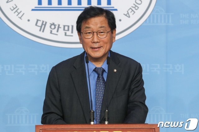 윤후덕 더불어민주당 부동산 TF 단장이 5일 오후 서울 여의도 국회에서 부동산 대책 당정 협의 내용을 브리핑 하고 있다. 2020.8.5/뉴스1 © News1