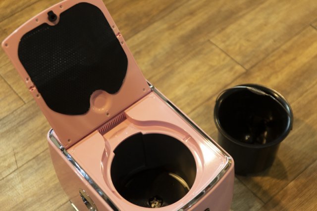 상단 커버는 폴더식으로 개폐되고, 실리콘 커버나 내솥을 분리해 청소할 수 있다. 출처=IT동아