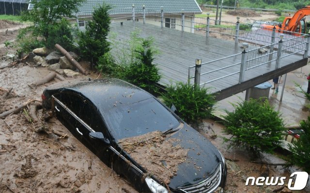 연일 집우호우가 쏟아진 5일 강원 화천 사내면에서 차량 한 대가 토사에 묻혀있다.(화천군 제공)2020.8.5 © News1