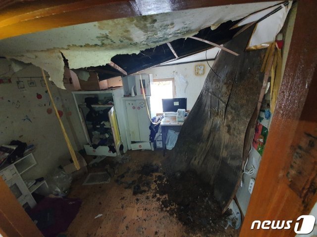 지난달 23일 전남 지역에 내린 폭우로 김하정양(가명)의 주택 지붕 일부가 무너져내렸다.(초록우산어린이재단 제공) © 뉴스1