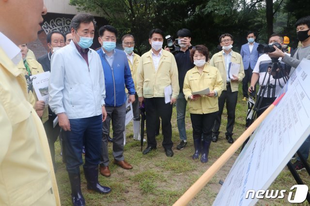 이낙연 더불어민주당 당대표 후보가 5일 오전 충북 충주시 산척면 삼탄역에서 수해복구 작업 현장을 둘러보고 있다. 2020.8.5/뉴스1 © News1