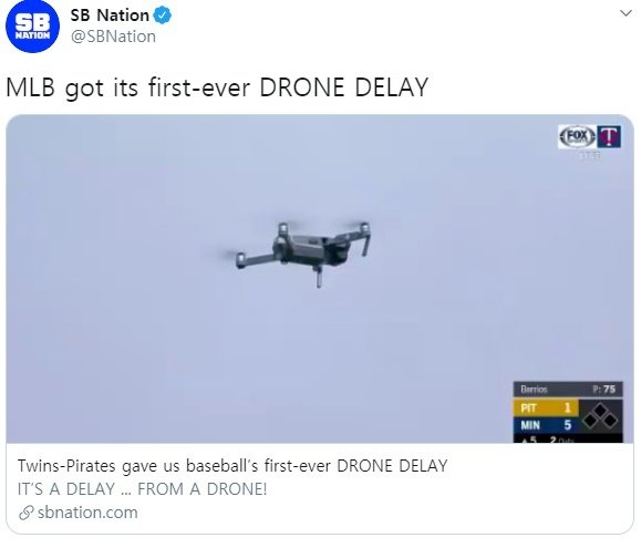 메이저리그 피츠버그 미네소타 경기 중 발견된 드론의 모습. (미국 언론 SB네이션 SNS 캡처)