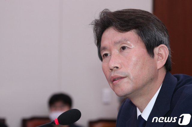 이인영 통일부 장관이 3일 오후 서울 여의도 국회에서 열린 외교통일위원회 전체회의에서 의원들과 질의응답을 하고 있다. 2020.7.3/뉴스1 © News1