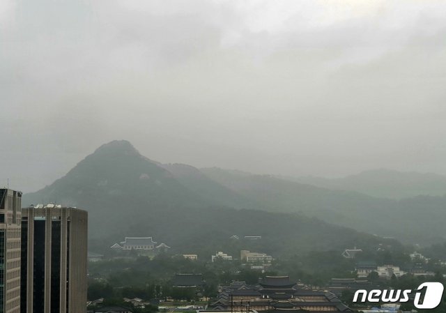 서울 등 수도권에 호우 특보가 발효된 가운데 5일 오후 서울 종로 경복궁 일대에 구름이 드리워 있다. 2020.8.5 © News1