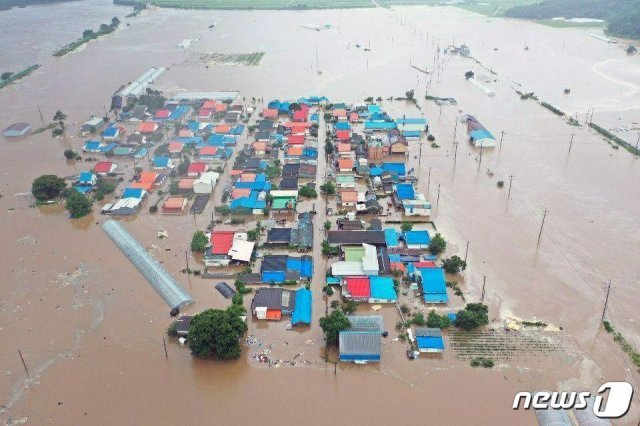 5일 폭우로 인한 한탄강 범람으로 강원 철원군 동송읍 이길리 일대가 침수됐다. (독자 제공) 2020.8.5 /뉴스1 © News1