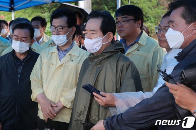 정세균 국무총리가 5일 오후 충북 충주시 엄정면 탐방마을에서 호우피해 현장을 살펴보고 있다. 2020.8.5/뉴스1 © News1