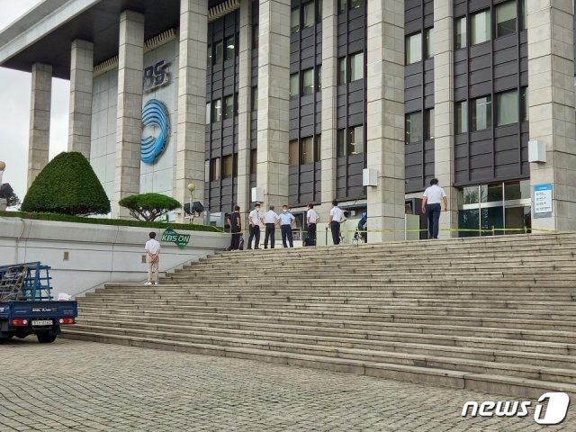 라디오 스튜디오 유리창을 깨부순 남성이 체포된 이후 서울 여의도 KBS본관 앞 모습. 2020.08.05/뉴스1 © 뉴스1