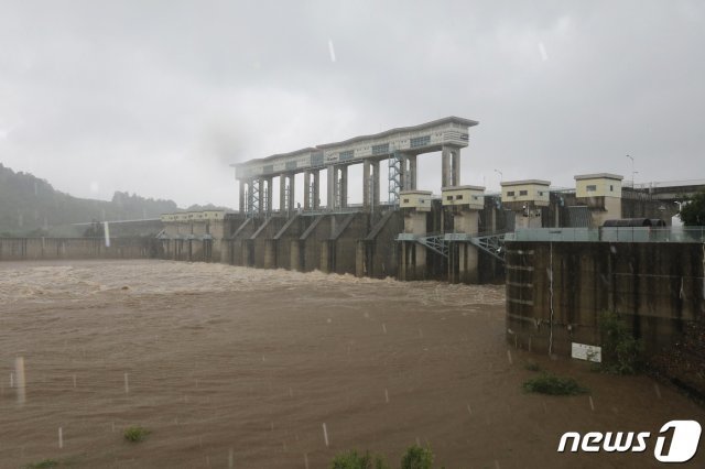 4일 오후 경기도 연천군 군남댐에서 임진강 상류의 물이 흘러나오고 있다. 뉴스1