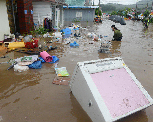 살림도구 하나라도… 5일 강원도 철원 지역에 쏟아진 폭우로 철원군 강화읍 생창리 일대 마을이 침수되자 주민들이 살림 도구 등을 챙기고 있다. 뉴시스