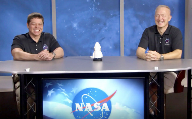 4일(현지 시간) 미국 텍사스주 휴스턴의 미 항공우주국(NASA) 존슨우주센터에서 우주비행사 밥 벵컨(왼쪽)과 더그 헐리가 기자회견을 갖고 민간 우주기업 스페이스X의 크루드래건을 통해 이뤄졌던 우주비행 소감을 밝혔다. 휴스턴=AP 뉴시스