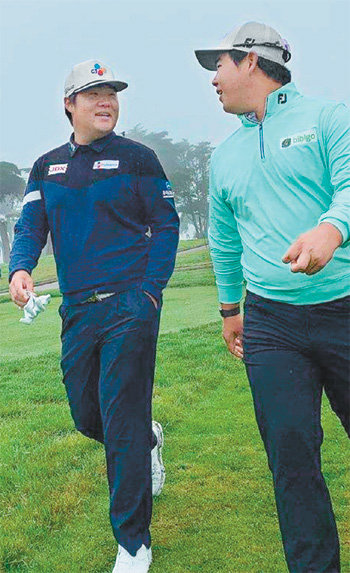 PGA챔피언십 연습 라운드에서 자신의 우상인 임성재(왼쪽)와 함께 코스를 살피며 대화를 나누고 있는 김주형. 사진 출처 김주형 인스타그램