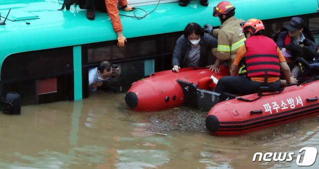 파주소방서 구조대가 6일 오전 임진강 인근인 경기도 파주시 파평면 율곡1리에서 침수된 시내버스에서 고립된 승객과 운전사 5명을 구조하고 있다. 2020.8.6/뉴스1 © News1