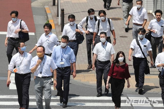 지난 4일 일본 도쿄의 한거리를 신종 코로나바이러스 감염증(코로나19) 감염 예방을 위해 마스크를 착용한 시민들이 걷고 있다. 뉴시스