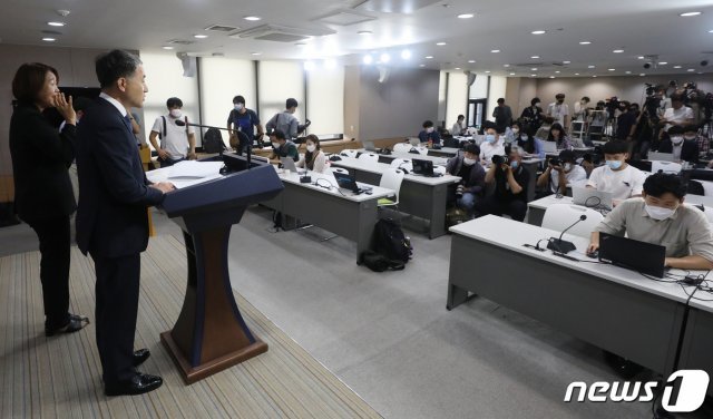 박능후 보건복지부장관이 6일 서울 종로구 정부서울청사 브리핑룸에서 ‘의료계 집단 휴진 추진’ 관련 담화문을 발표하고 있다. 이날 박 장관은 의과대학 정원 확대 방안에 반대한 의료계가 오는 7일 집단 휴진(파업)을 예고한 데 대해 “신종 코로나바이러스 감염증(코로나19)이라는 엄중한 상황에서 집단행동을 논의하는 것은 국민의 안전에 위해가 생길 수 있다“며 ”정부는 크게 우려하고 있으며, 대화와 협의를 통해 문제를 해결해나갈 것을 요청한다“고 당부했다. 2020.8.6 © News1