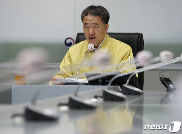 박능후 보건복지부 장관이 6일 오전 서울 종로구 정부서울청사에서 열린 코로나19 중앙재난안전대책본부 회의에서 호우 및 강풍 대비 안전사고 관리, 코로나19 확산 방지 관련 모두 발언을 하고 있다. 2020.8.6/뉴스1 © News1