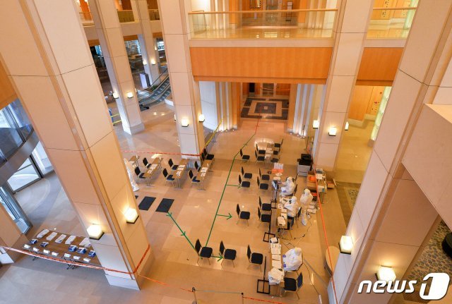 5일 오후 인천의 한 해외 입국자 임시생활시설에서 보건복지부 중앙사고수습본부 관계자들이 분주히 해외 입국자들의 입소준비를 하고 있다. 2020.8.5/뉴스1 © News1 사진공동취재단