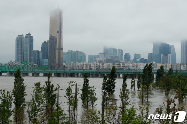 9년 만에 한강 본류에 홍수주의보가 발령된 6일 서울 용산구 이촌한강공원이 물에 잠겨 있다. 2020.8.6/뉴스1 © News1