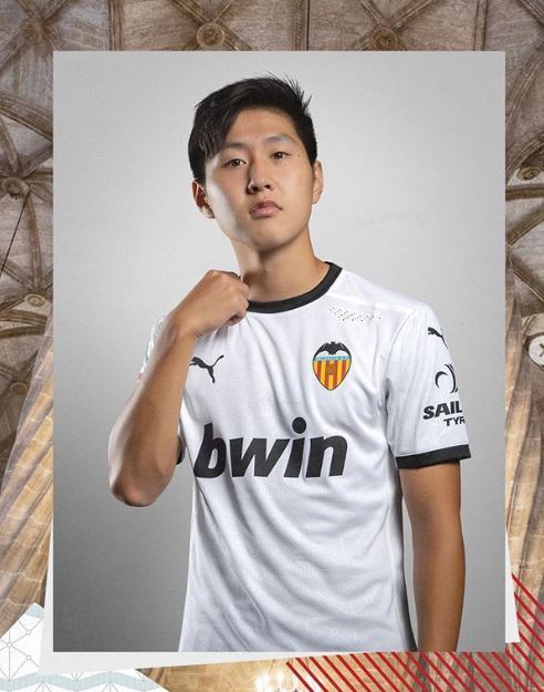 2020-21 시즌 발렌시아의 새로운 유니폼 모델로 나선 이강인. (이강인 인스타그램 캡처) © 뉴스1