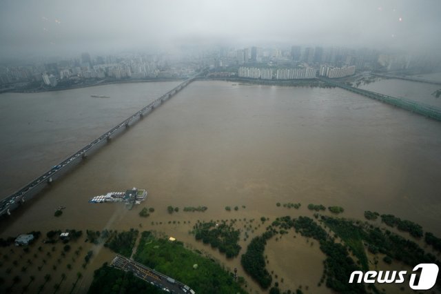 한강 본류에 홍수주의보가 9년 만에 발령된 6일 서울 영등포구 63아트에서 바라본 한강 수위가 높아져 있다. 한강 홍수주의보는 한강대교 수위가 8.5m를 넘을 때 발령한다. 2020.8.6/뉴스1 © News1