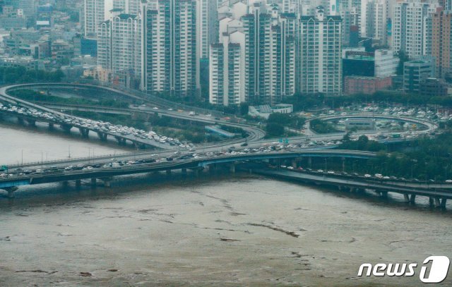 집중호우로 서울시내 도로 곳곳이 통제된 6일 서울 영등포구 63아트에서 바라본 마포대교와 강변북로 일부가 정체를 빚고 있다. 2020.8.6/뉴스1 © News1