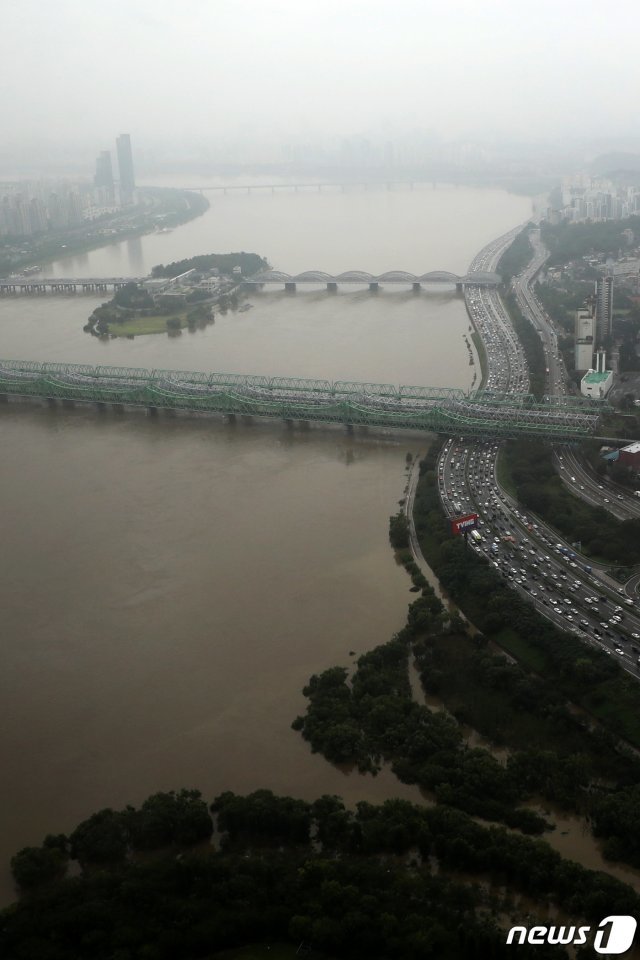 중부지방 중심으로 많은 비가 내려 호우특보가 발효된 5일 서울 영등포구 63아트에서 바라본 한강이 흙탕물로 변해 있다. 2020.8.5/뉴스1 © News1