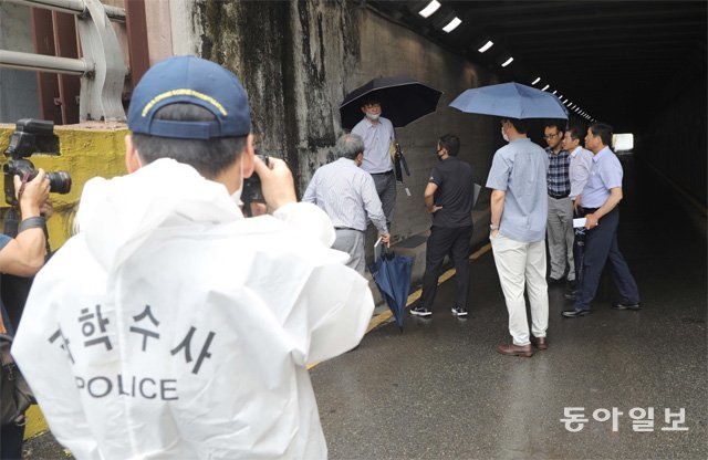 지난달 30일 부산 동구 초량동 제1지하차도에서 국립과학수사연구원과 토목 도로 분야 민간 전문가들이 합동 현장감식을 진행 중이다. 이곳에서 지난달 23일 쏟아진 폭우에 3명이 숨지고 6명이 다쳤다. 박경모 기자 momo@donga.com