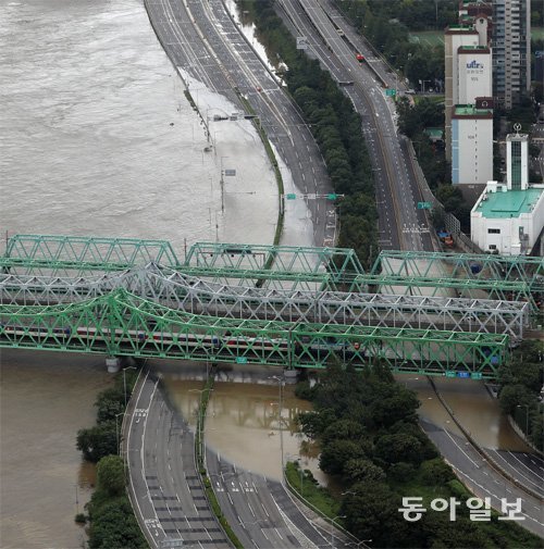 한강대교 9년만에 홍수주의보… 서울 도로 곳곳 침수