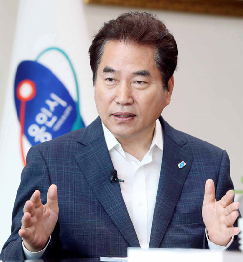 백군기 경기 용인시장은 최근 동아일보와의 인터뷰에서 “용인 기흥구에 삼성전자 반도체 공장이 운영 중이고, 처인구에도 SK하이닉스의 반도체 클러스터를 유치했다. 용인은 세계 반도체 기업들이 주목하는 도시”라고 말했다. 용인시 제공