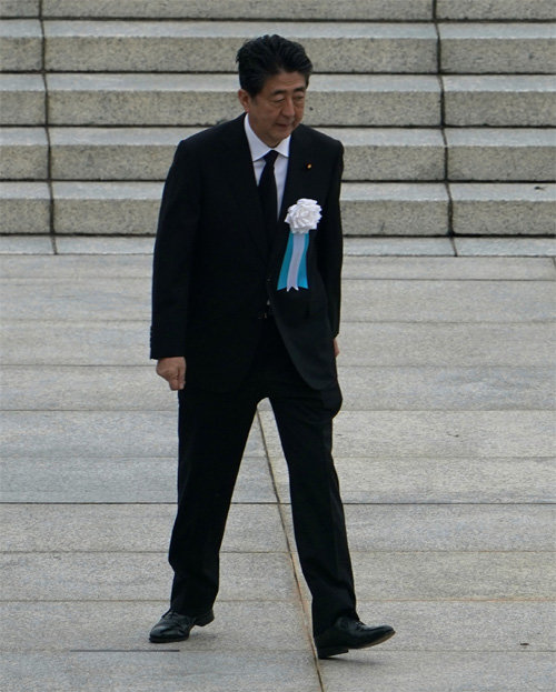 일본 히로시마 원자폭탄 투하 75주년을 맞아 아베 신조 총리가 6일 히로시마 평화공원에서 열린 기념식에 등장했다. 히로시마=AP 뉴시스