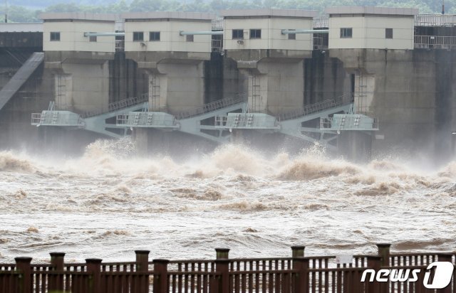 6일 오후 경기도 연천군 군남댐에서 최근 이어진 장맛비와 북한 황강댐의 방류로 홍수를 조절하기 위해 물이 방류되고 있다. 2020.8.6/뉴스1 © News1