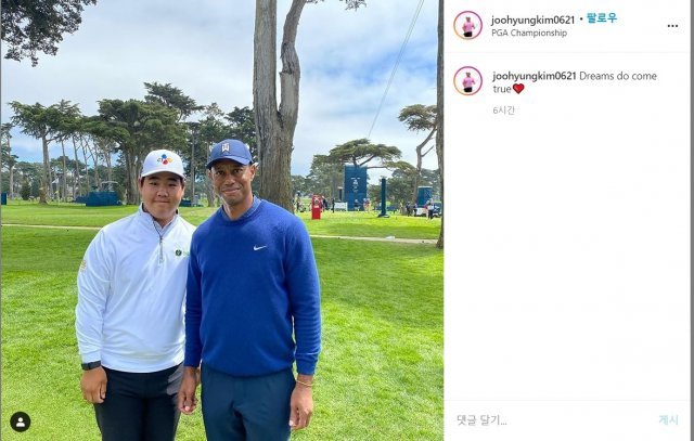 PGA 챔피언십에 출전한 김주형이 ‘골프황제’ 타이거 우즈와 기념사진을 찍었다.(김주형 SNS 캡처)