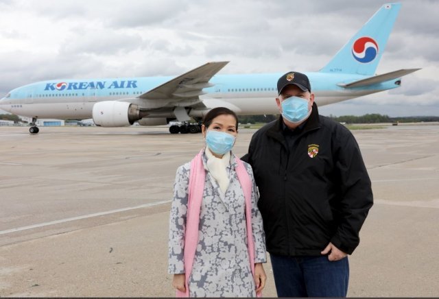 올해 4월 18일(현지 시간) 래리 호건 미국 메릴랜드 주지사(오른쪽)와 부인 유미 호건 여사가 신종 코로나바이러스 감염증 검사 
50만 회가 가능한 한국산 진단 키트를 맞이하러 워싱턴 국제공항에 등장했다. 래리 호건 메릴랜드 주지사 트위터