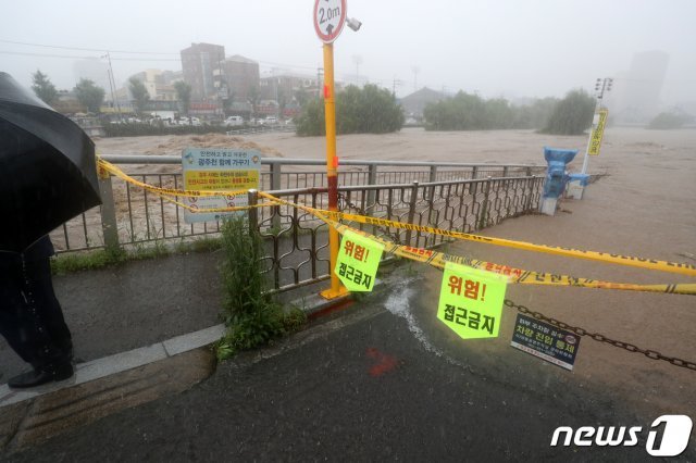 광주지역에 호우경보가 내려진 7일 오후 광주 서구 양동에서 광주천 물이 양동교로 범람하고 있다.2020.8.7 /뉴스1 © News1