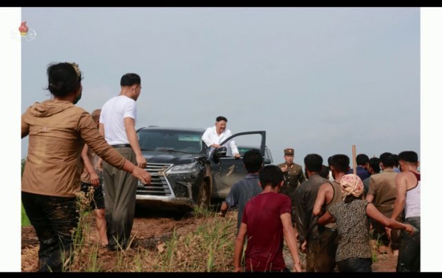 조선중앙TV는 김 위원장의 시찰 소식을 전하며 그가 직접 차를 몰고 시찰을 다니는 모습을 공개했다.(조선중앙TV 갈무리) 뉴스1