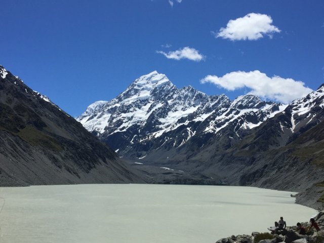 2018년 12월 촬영된 서던 알프스 산맥의 후커호수(Hooker Lake)와 아오라키-쿡산(Aoraki - Mt Cook), 빙하로 만들어진 침식지형이 호수 주변을 둘러싸고 있다. (영국 리즈대학의 조나단 캐리빅(Jonathan Carrivick, University of Leeds) 제공) 2020.08.07