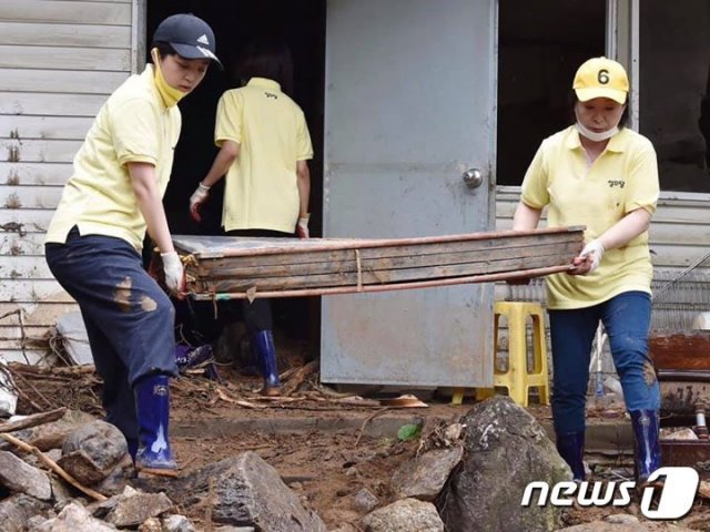 류호정 정의당 의원(왼쪽)과 심상정 정의당 대표가 지난 7일 경기도 안성시 죽산면 산사태 피해 현장에서 볼구활동을 하고 있다.(출처=류호정 의원 페이스북)© 뉴스1