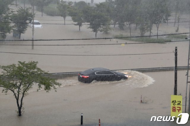7~8일 광주에 500㎜ 가까운 비가 내린 가운데, 8일 오전 광주 광산구 월전동 한 도로에서 승용차가 물을 뚫고 달리고 있다.(광주 광산구 제공) 2020.8.8/뉴스1