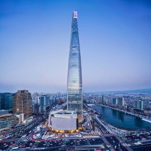송파구의 상징이 되다시피한 롯데월드타워. 2020년 현재 세계에서 5번째 높은 빌딩이다.