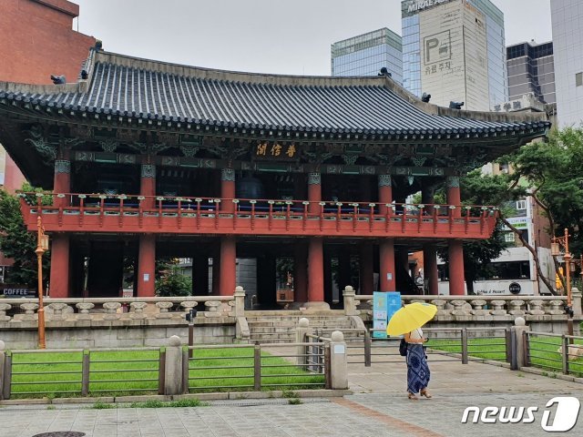 서울에 9일까지 많은 곳 300㎜까지 누적 강수량이 예상되는 가운데 서울 종로구 보신각 앞에 우산을 쓴 시민이 길을 가고 있다. 2020.8.8 © News1