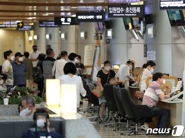 의과대학 정원 확대 방안에 반대하는 전공의들이 집단 휴진에 들어간 지난 7일 서울 신촌 연세세브란스병원이 북적이고 있다. © News1