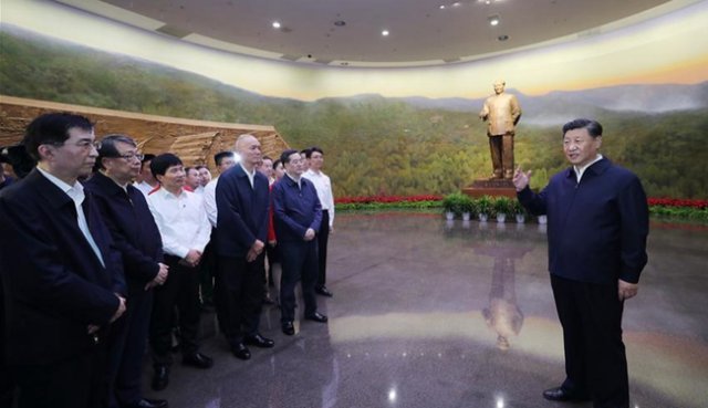 시진핑 중국 국가주석이 베이징 향산 혁명기념관의 마오쩌둥 동상 앞에서 연설하고 있다. [China Daily]