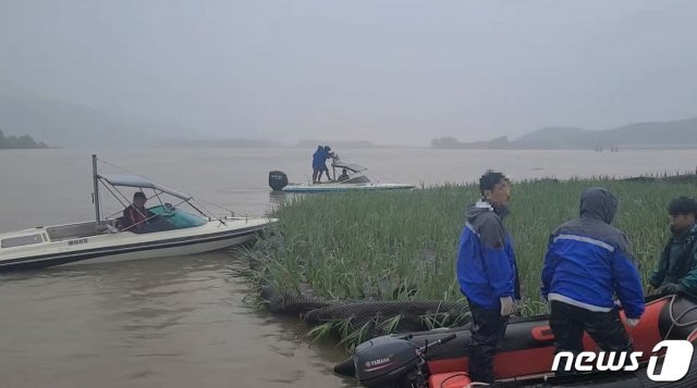 지난 6일 강원 춘천 의암댐 선박 전복 사고 전 인공수초섬 작업 모습.(이상민·김보건 춘천시의원 제공 영상 캡처)
