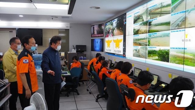 이낙연 의원이 8일 오전 전남도청을 찾아 재난안전본부 등을 둘러보고 농촌 지역 홀로 사는 노인들에 대한 대피 등의 조치를 주문하고 있다. 2020.8.8 © News1