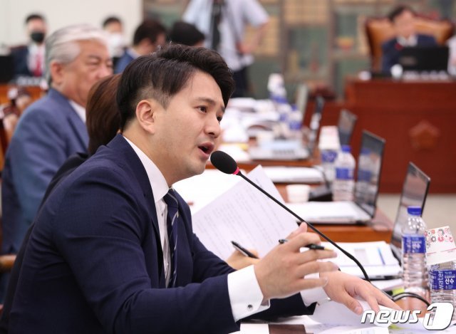 전용기 더불어민주당 의원이 6일 오후 서울 여의도 국회에서 열린 고 최숙현 선수 사망 관련 문화체육관광위원회 전체회의에서 질의하고 있다. 2020.7.6 © News1