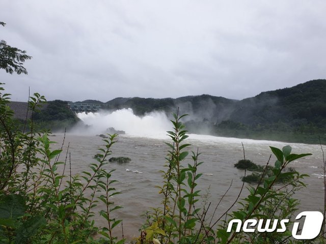8일 저수율 100%를 보이고 있는 전북 진안군 소재 용담댐이 오후 12시쯤 초당 3200톤을 방류하고 있다. © News1